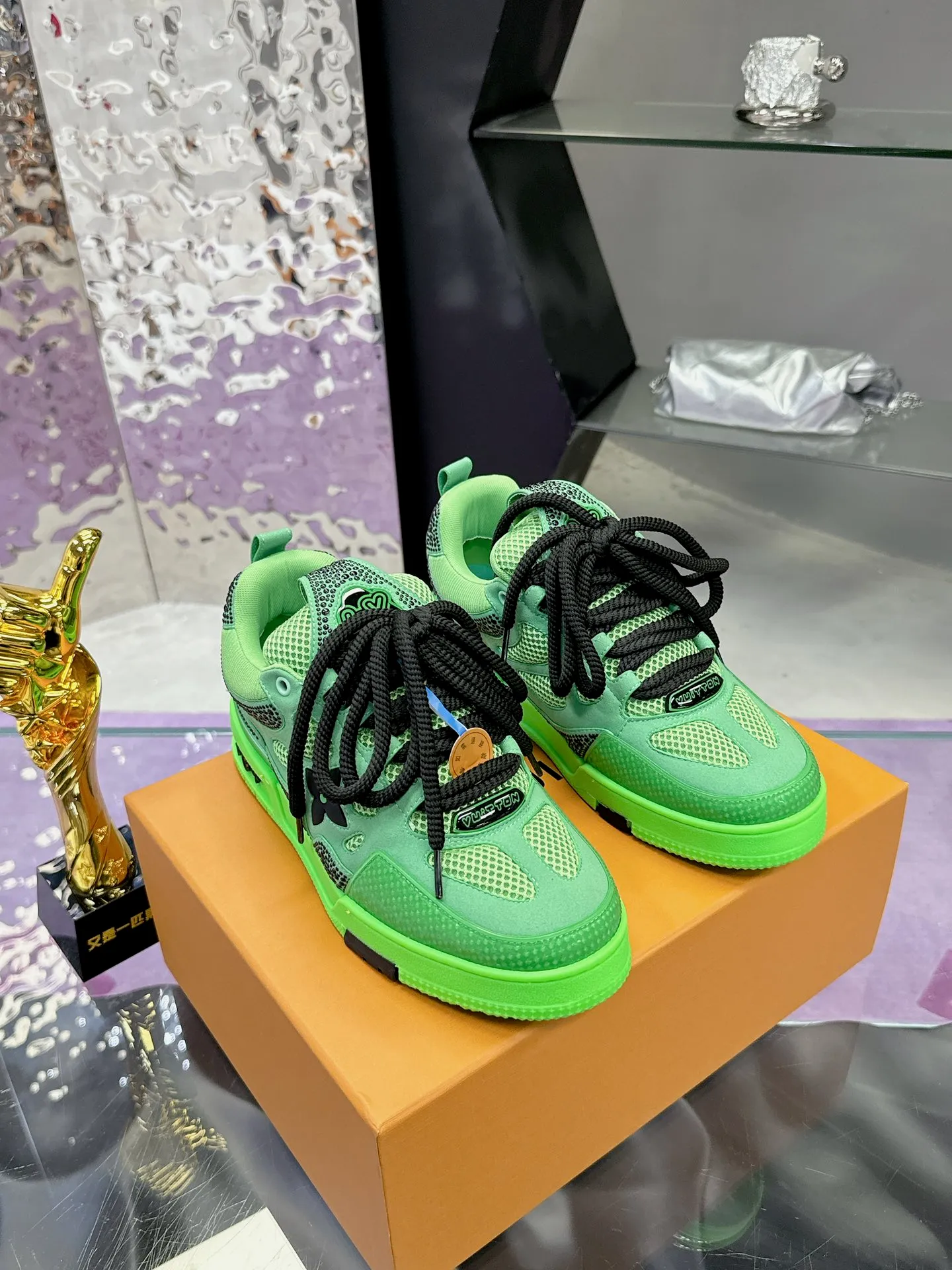 Men's shoes 💰900❤️❤️❤️ 𝙇𝙑 Bread shoes have added new colors 💓 Craftsmanship series 𝟐𝟎𝟐5/𝐒𝐒 𝐧𝐞𝐰 Louis Vuitton catwalk skate shoes are popular, LOUIS VUITTON Trainer is undoubtedly one of the most successful Sneakers launched by luxury brands, but the pace of exploration will not stop. LOUISVUITTON will also bring a new series of skateboard shoes in the spring of 2025. The new series in the picture returns to the 90s Chunky Skate Shoes look and feel. The uppers are made of leather and mesh. The fat silhouette and thick shoelaces are very eye-catching. It is expected to have quite a few colors like the Trainer. Judging from the previous DIOR show skate shoes, this chunky style may be even stronger next year. 💎 Size: Female 35-40 Male 39-46